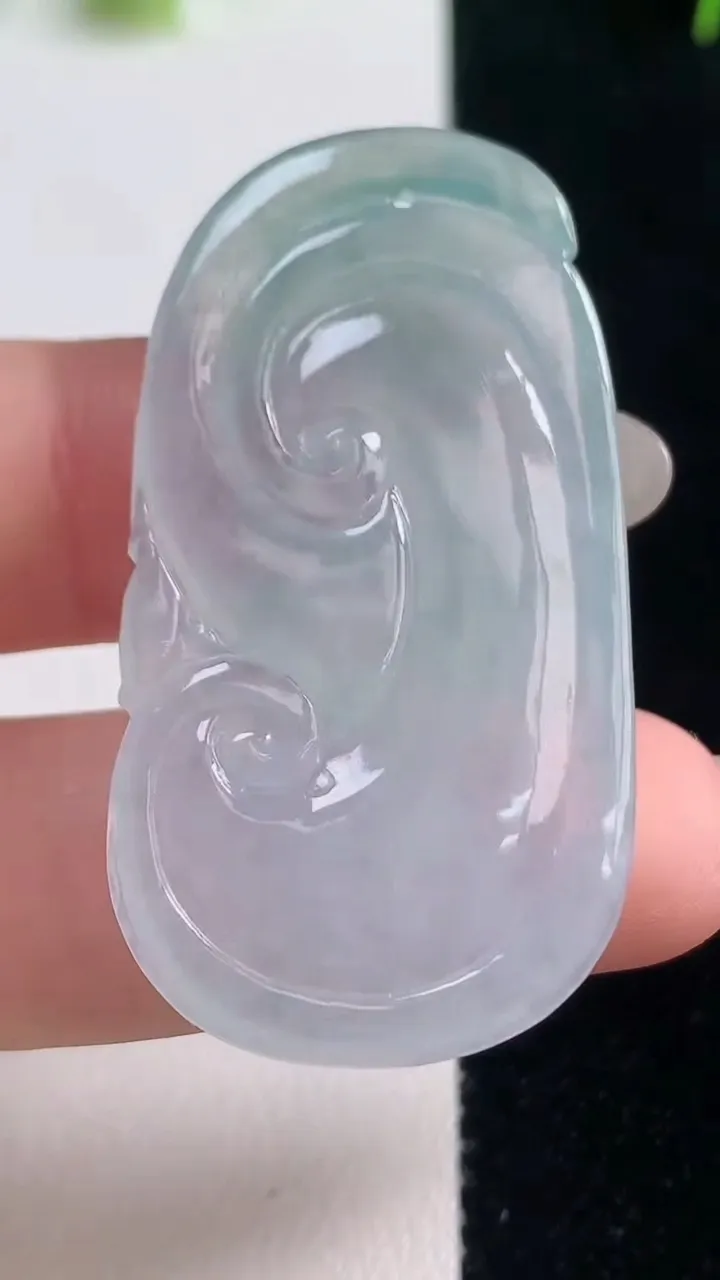 天然A货翡翠如意吊坠，尺寸44.7-23-4.3，重量:10.28g
10月20日