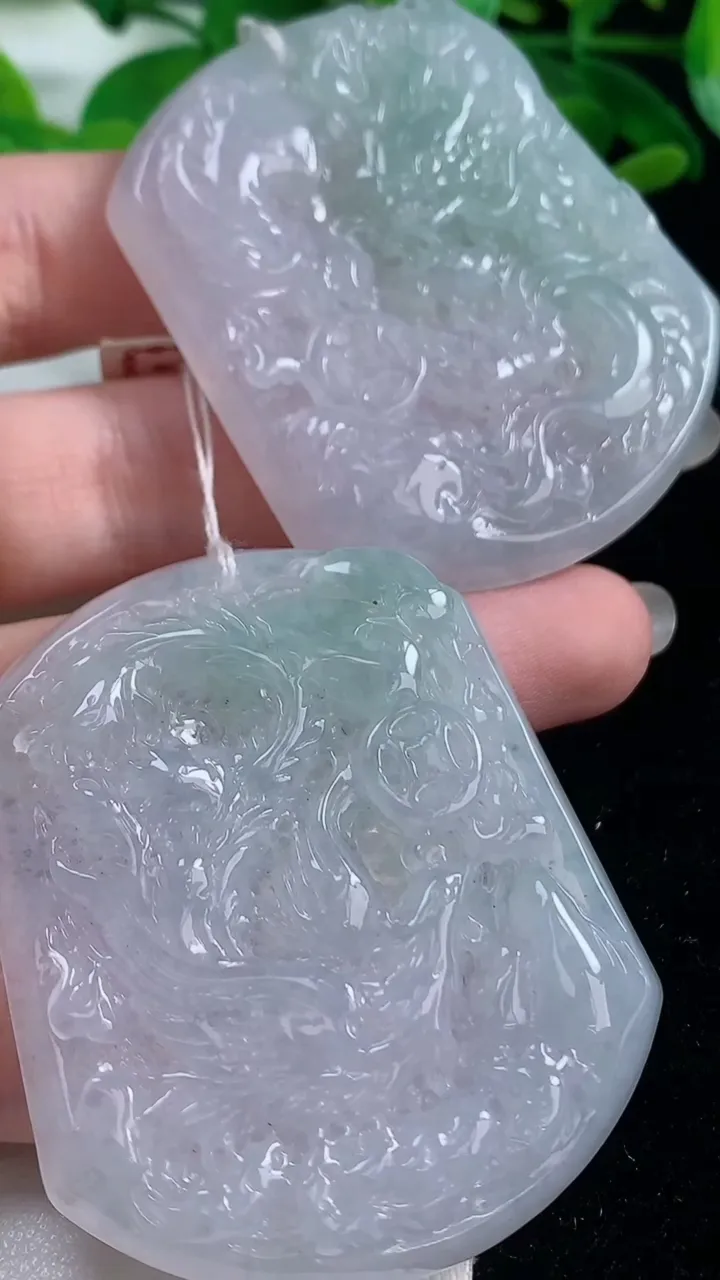 天然A货翡翠龙凤呈祥吊坠一对，尺寸53-44.6-6.6，重量:64.06g
10月20日