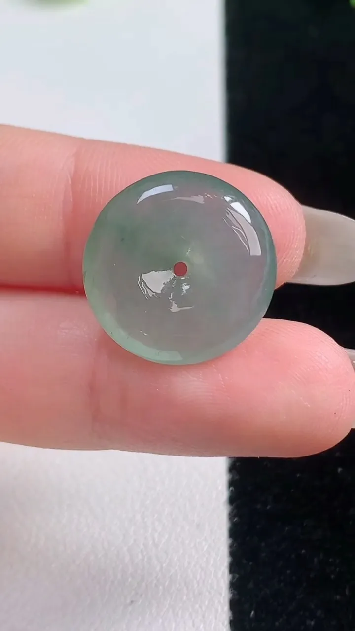 天然A货翡翠平安扣吊坠，尺寸17.7-4.5，重量:2.89g
10月20日