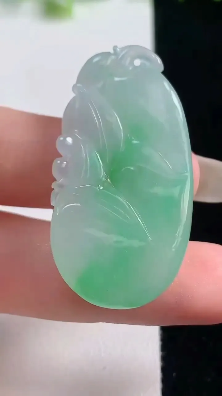 天然A货翡翠葫芦吊坠，尺寸406-21-5.7，重量:11.03g
10月20日