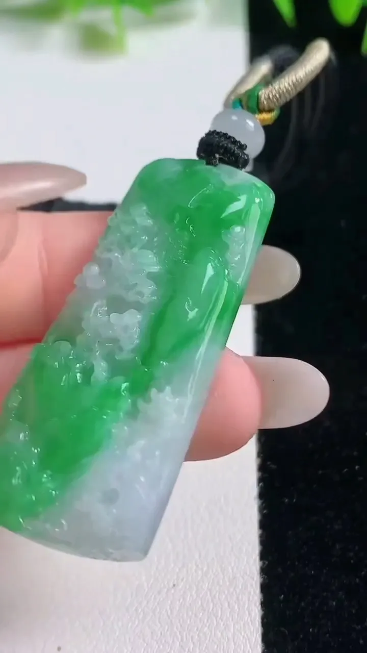 天然A货翡翠山水牌吊坠，尺寸45-21.8-6.4，重量:16.67g
10月20日