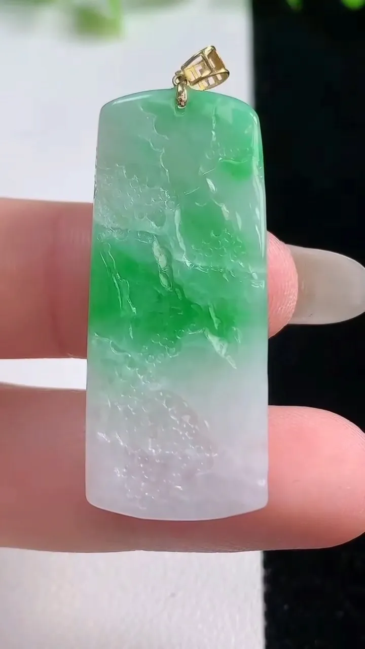 天然A货翡翠山水牌吊坠，尺寸37.8-16.2-4.2，重量:6.54g
10月20日