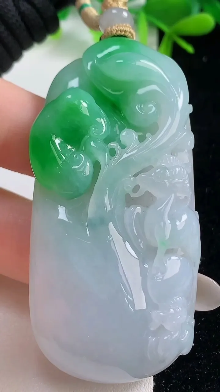天然A货翡翠今非昔比 蜥蜴吊坠，尺寸64.6-31.4-12，重量:49.50g
10月20日