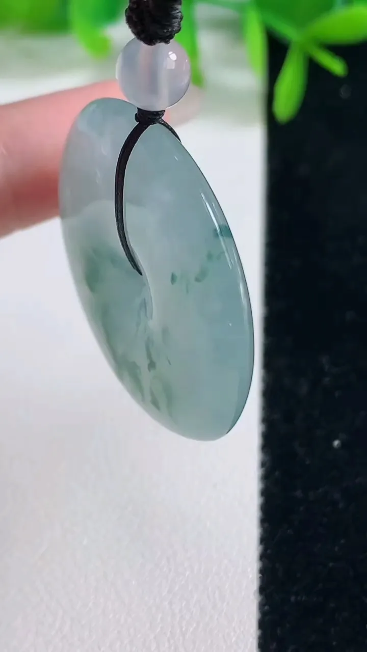 天然A货翡翠种飘花平安扣吊坠，尺寸34-6.3，重量:17.08g
10月20日
