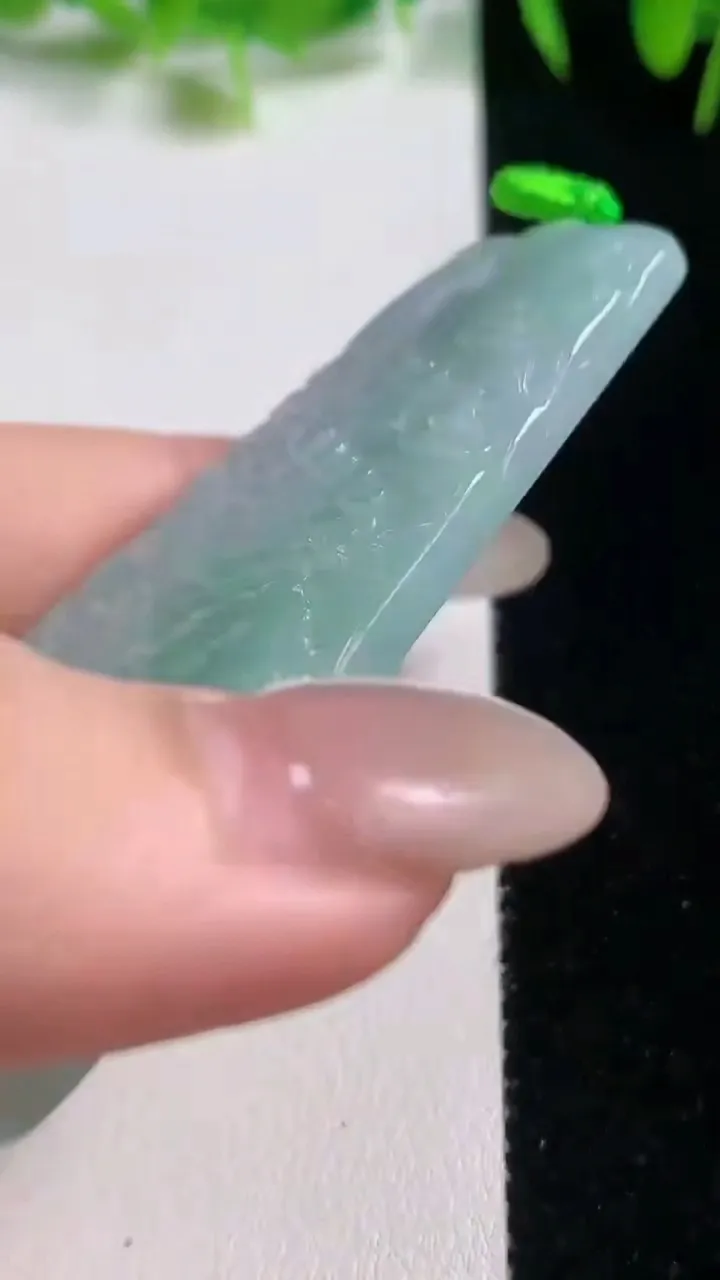 天然A货翡翠山水牌吊坠，尺寸71.2-38.2-6，重量:35.24g
10月20日