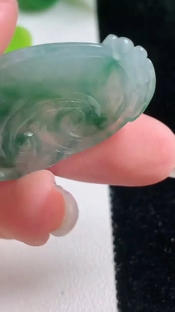 天然A货翡翠冰种飘花如意吊坠，尺寸36-24.5-3.8，重:6.05g
10月20日