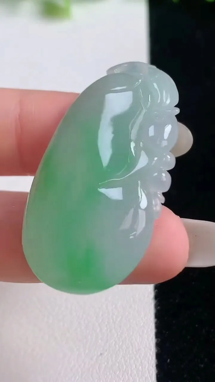 天然A货翡翠葫芦吊坠，尺寸406-21-5.7，重量:11.03g
10月20日