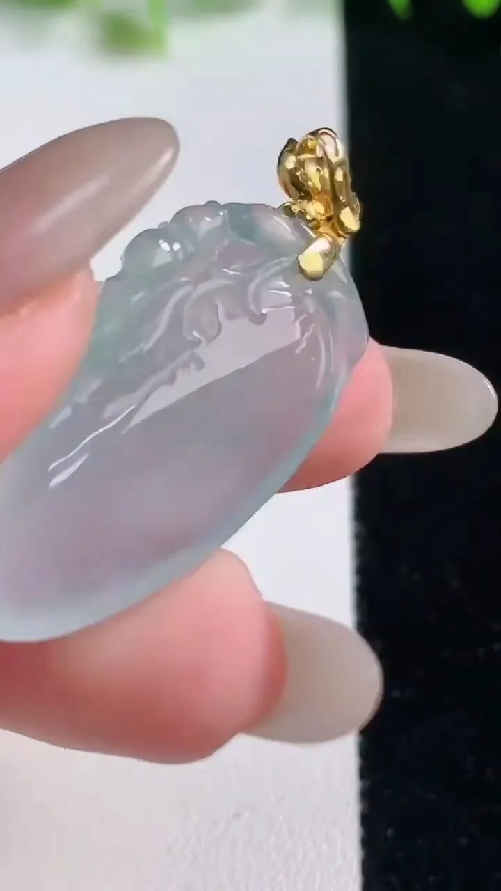 天然A货翡翠福瓜吊坠，尺寸31.5-16.3-6，重量:7.14g
10月20日