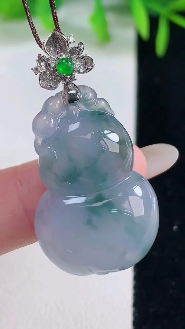 天然A货翡翠种紫罗兰飘花葫芦吊坠，尺寸29-20.4-7，重量:8.32g
10月20日