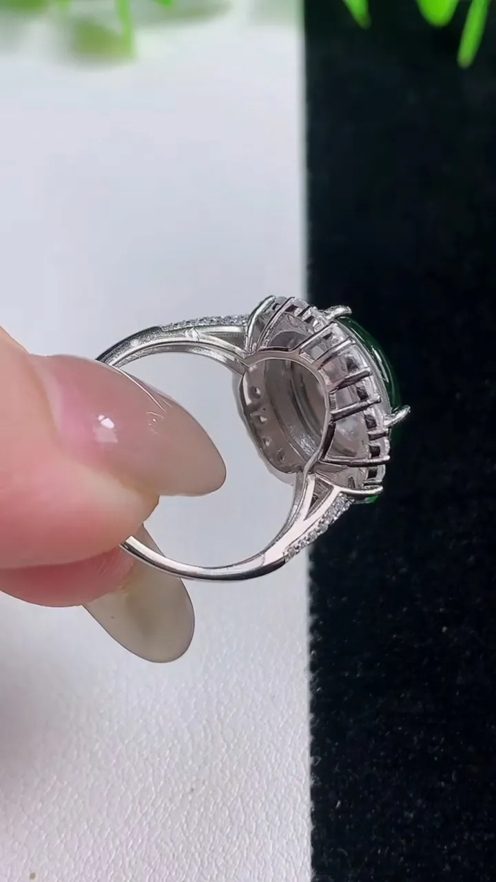 天然A货翡翠平安扣戒指，尺寸12.7-7.8，重量:4.15g2025年10月20日
工厂直销收藏佳品,种好水足，色泽均匀，有种有色，上手高大气！