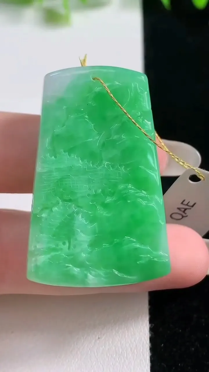 天然A货翡翠山水牌吊坠，尺寸41-25.7-8，重量:19.35g
10月20日