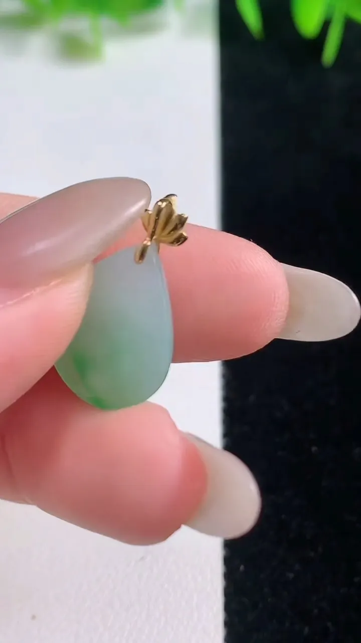 天然A货翡翠水滴吊坠，尺寸16.2-13-6.6，重量:2.23g
10月20日