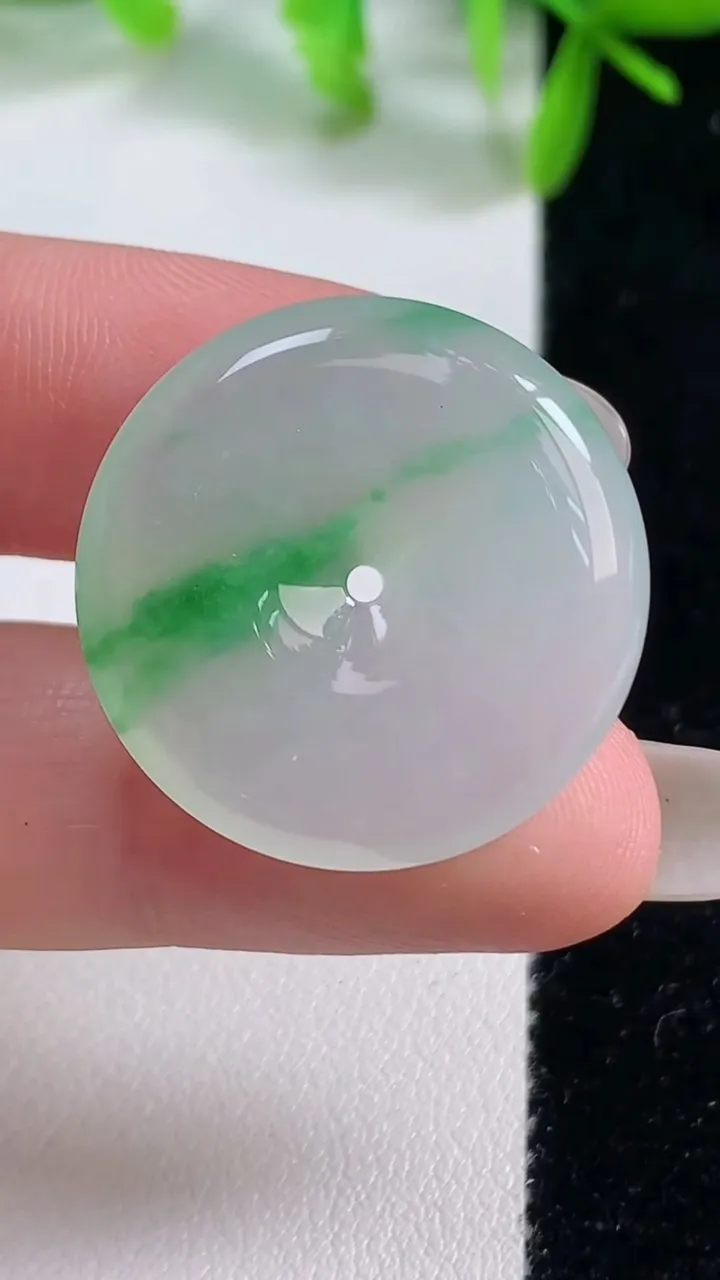 天然A货翡翠平安扣吊坠，尺寸25.6-5.2，重量:8.08g
10月20日
