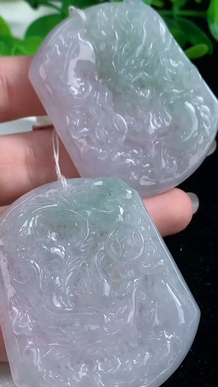 天然A货翡翠龙凤呈祥吊坠一对，尺寸53-44.6-6.6，重量:64.06g
10月20日