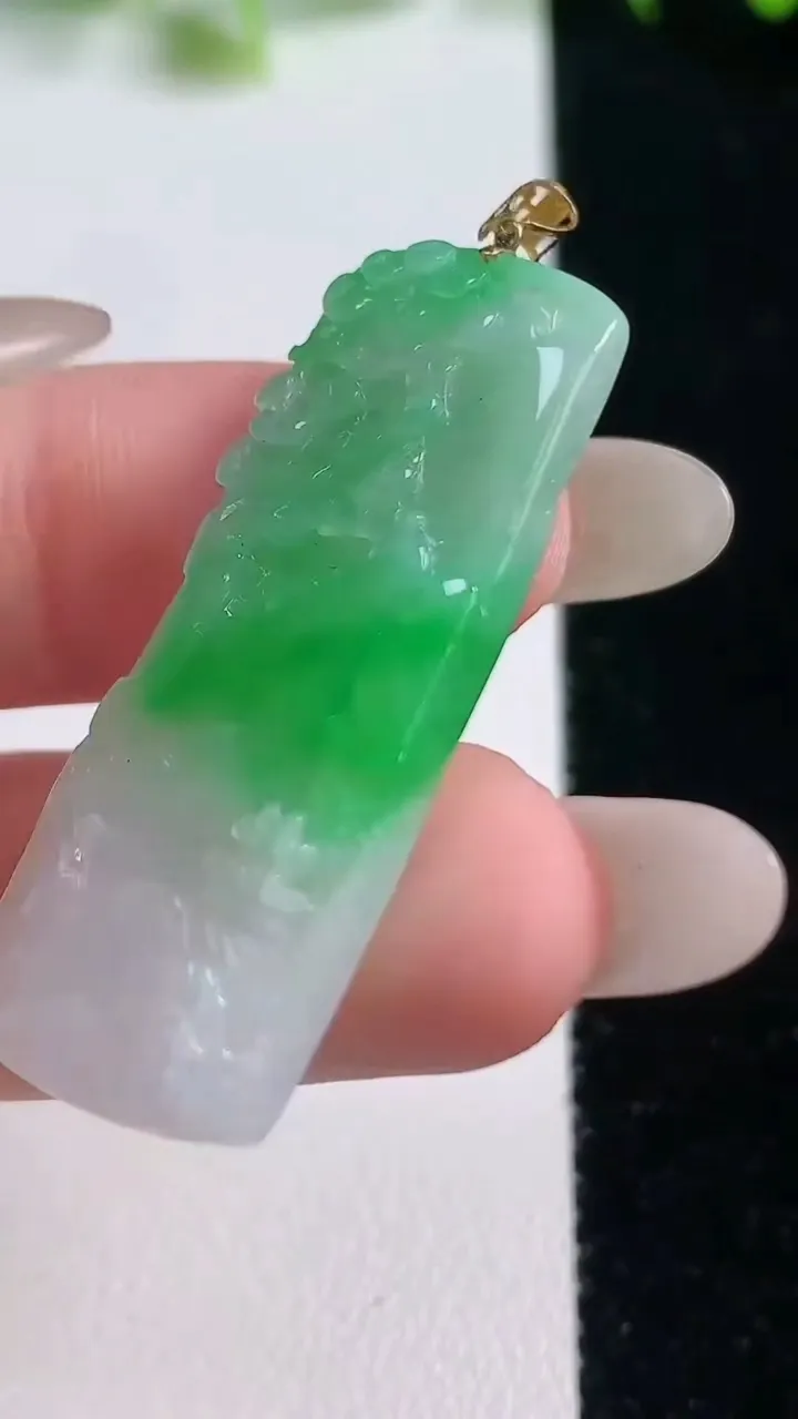 天然A货翡翠山水牌吊坠，尺寸37.8-16.2-4.2，重量:6.54g
10月20日