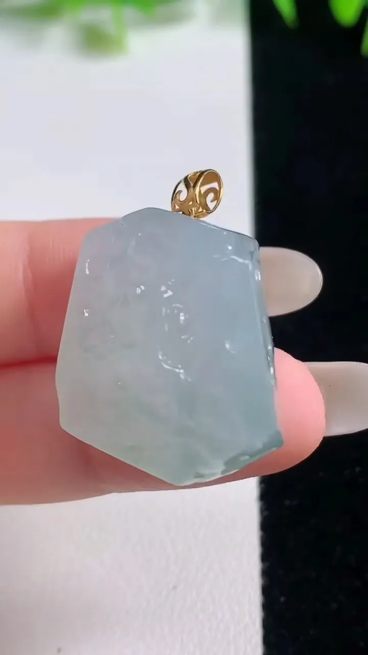 天然A货翡翠种飘花原石悟道吊坠，尺寸23.6-23-12.7，重量:13.41g
10月20日