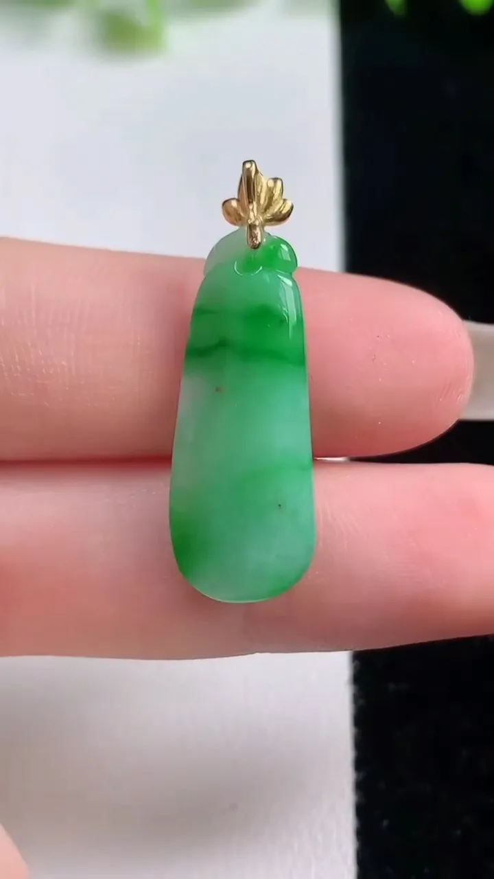天然A货翡翠福瓜吊坠，尺寸23.6-10-4.6，重量:2.40g
10月20日