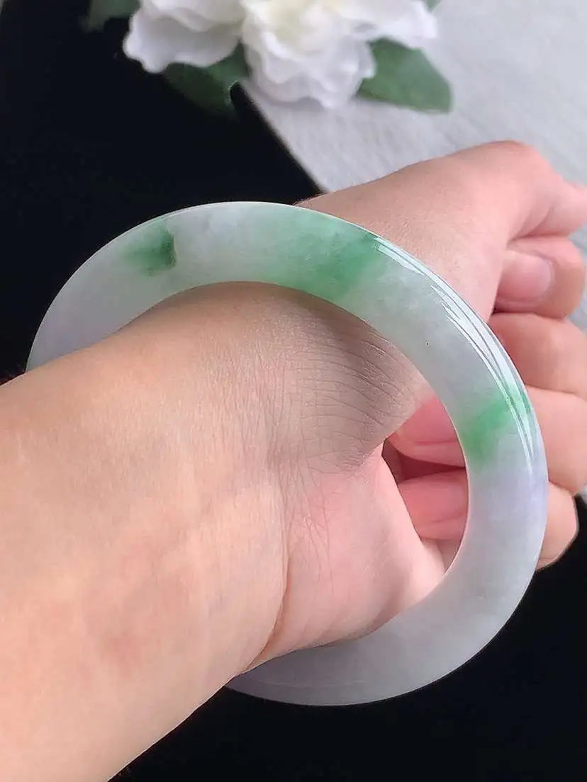 a货翡翠老坑冰种春带彩紫罗兰飘绿圆条手镯58-59圈口  尺寸58.3×11mm 重量70.00g 1019E