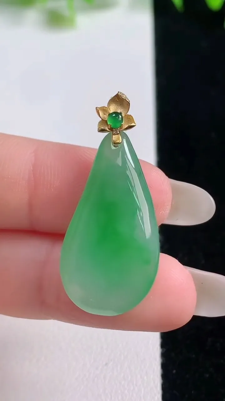 天然A货翡翠福瓜吊坠，尺寸26-14.9-5，重量:4.08g
10月20日