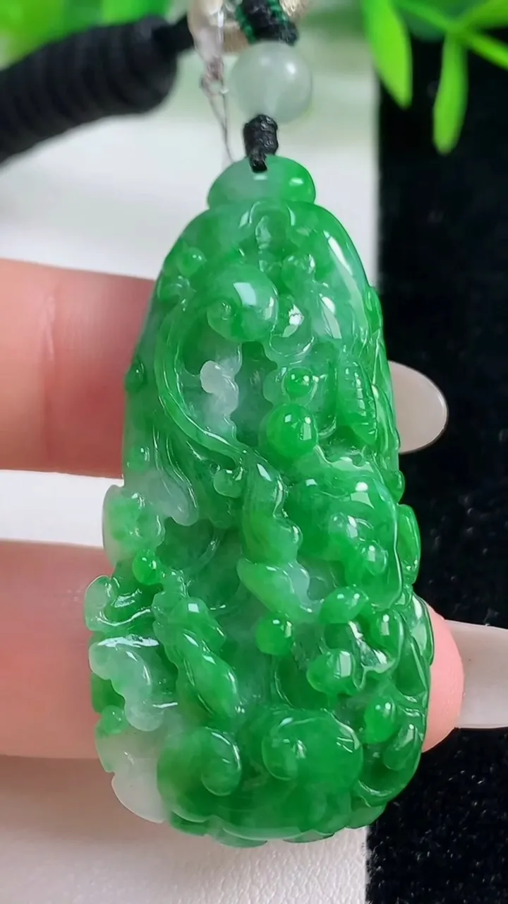 天然A货翡翠白菜吊坠，尺寸49.2-22.4-9.4，重量:20.00g
10月20日