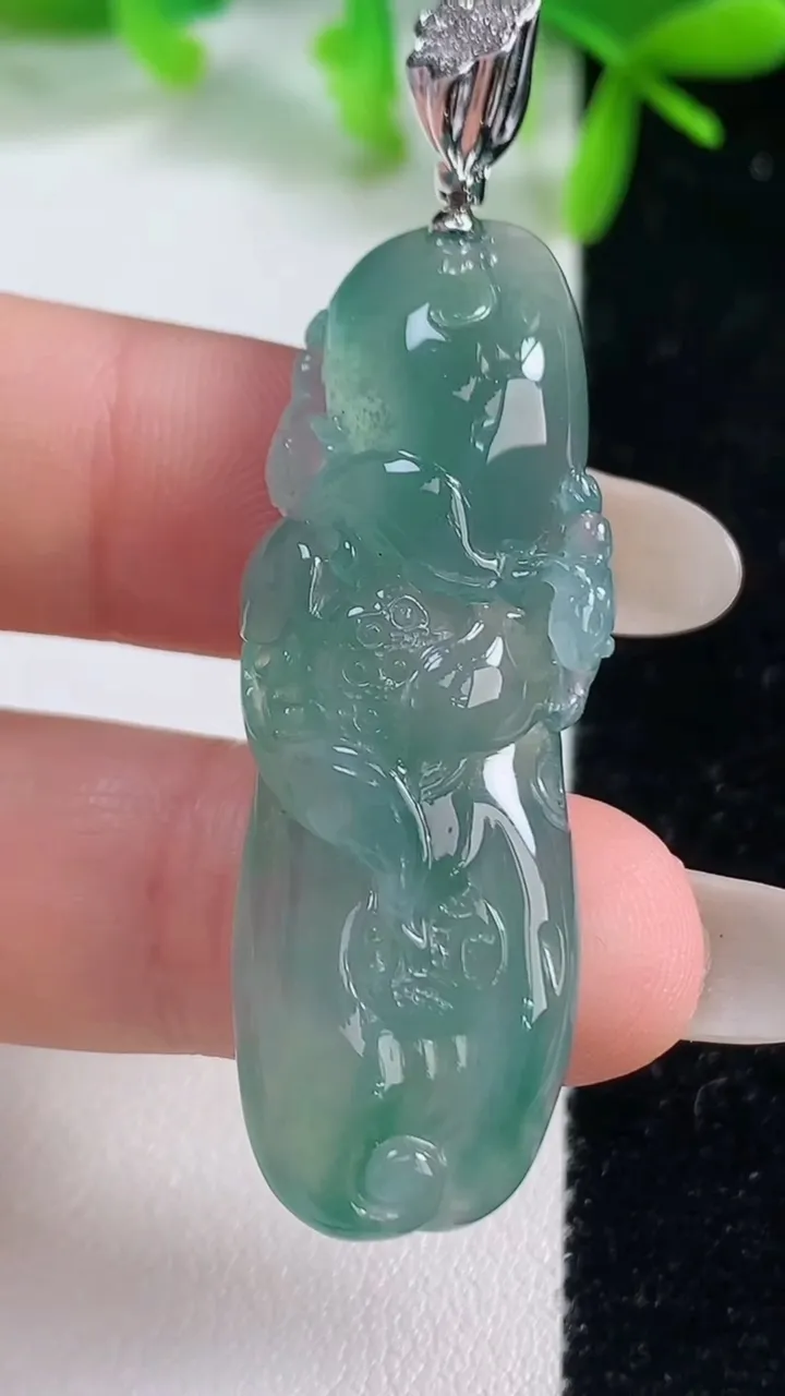 天然A货翡翠和和美美 呱呱来财吊坠，尺寸45.4-14.3-8.5，重量:11.87g
10月20日