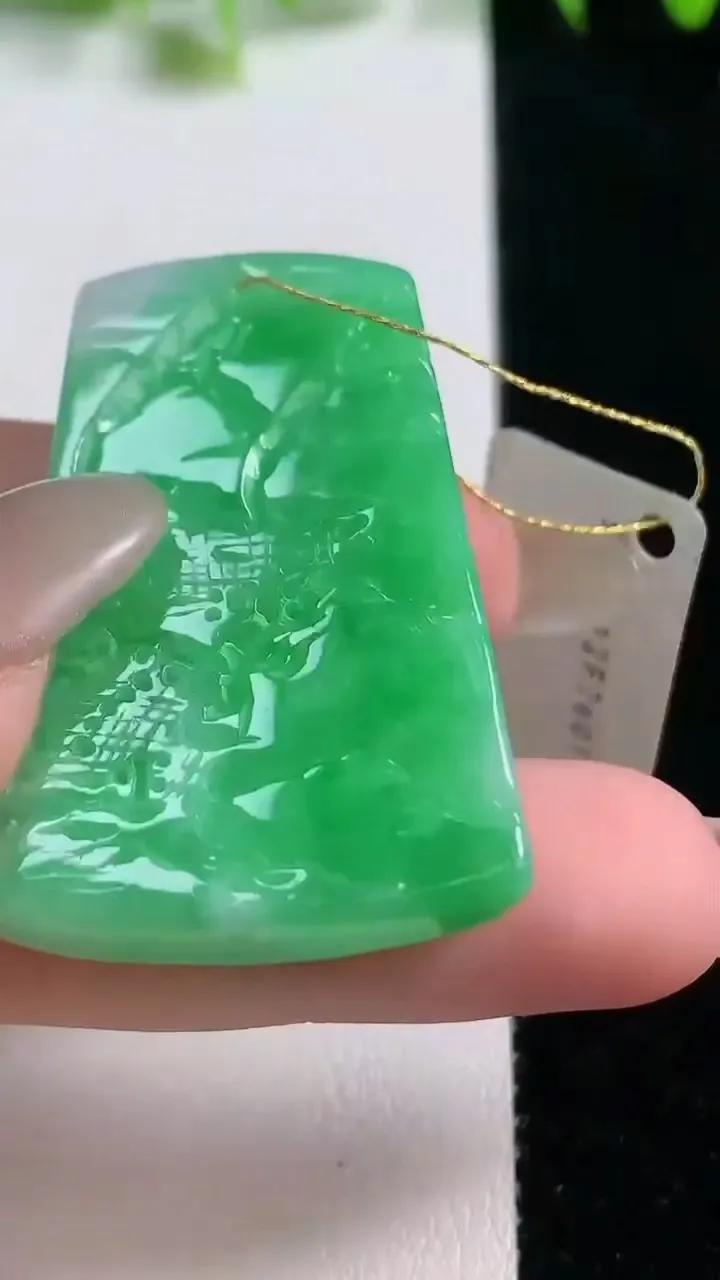 天然A货翡翠山水牌吊坠，尺寸41-25.7-8，重量:19.35g
10月20日
