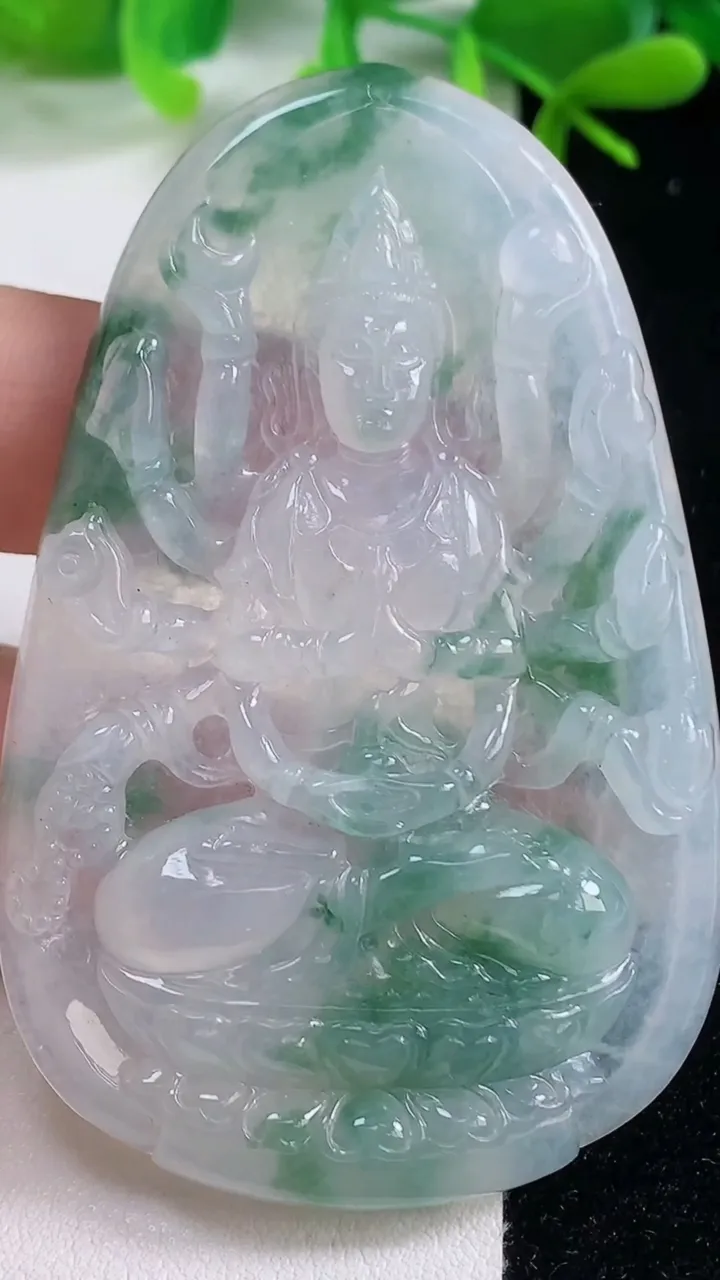 天然A货翡翠种飘花千手观音吊坠，尺寸66.6-43-6.6，重量:30.50g
10月20日