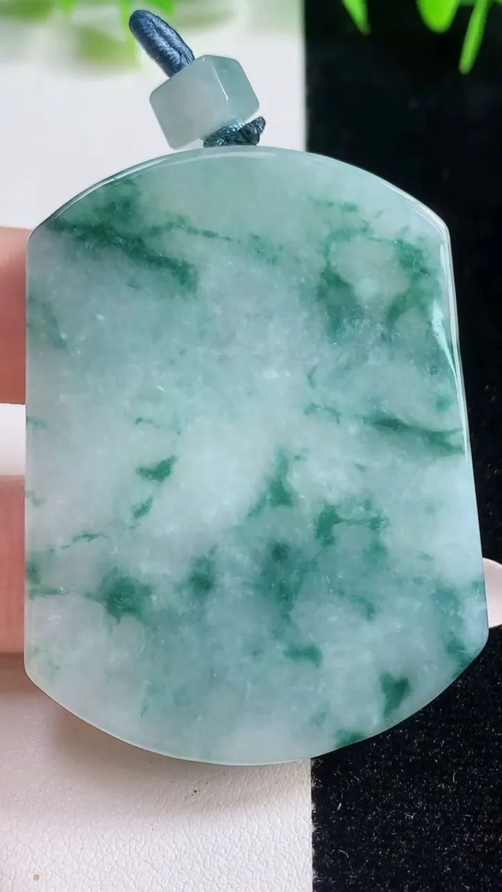 天然A货翡翠冰种飘花仿古无事牌吊坠，尺寸55-41.2-6，重量:35.70g
10月20日