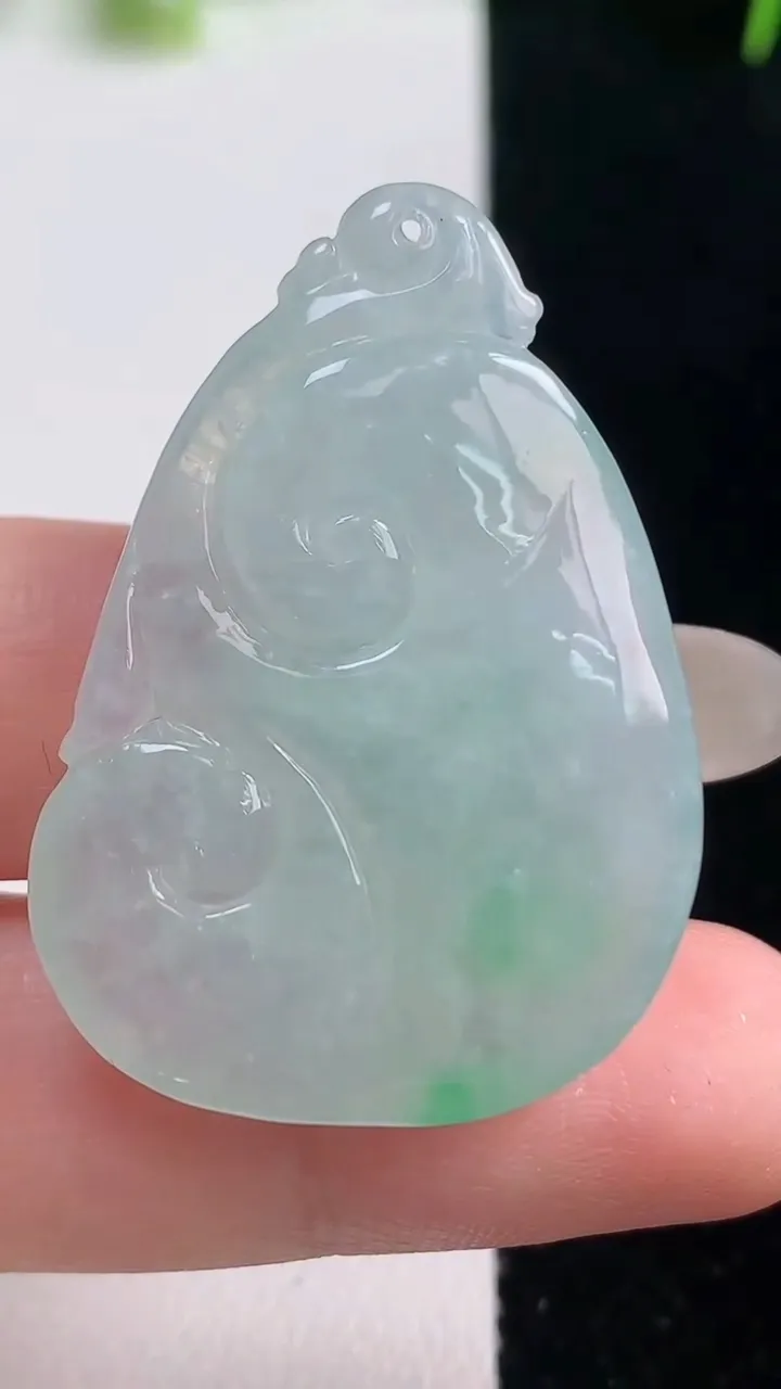 天然A货翡翠如意吊坠，尺寸38-27.1-6.3，重量:11.34g
10月20日