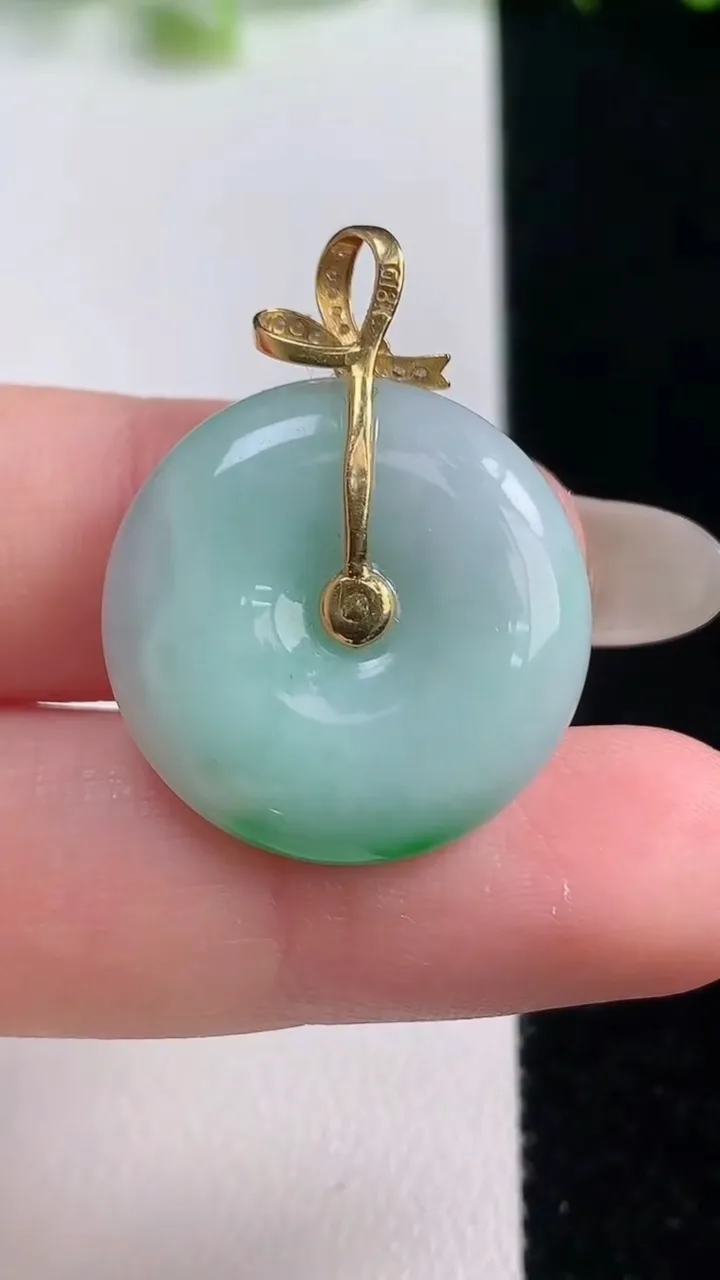 天然A货翡翠平安扣吊坠，尺寸22.6-5.6，重量:6.27g
10月20日