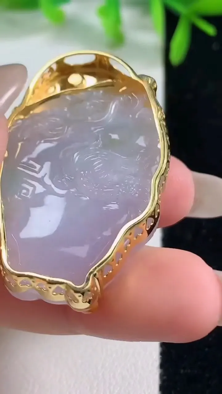 天然A货翡翠种春带彩紫罗兰龙牌吊坠，尺寸40.3-33-27.2-10，重量:21.32g
10月20日
