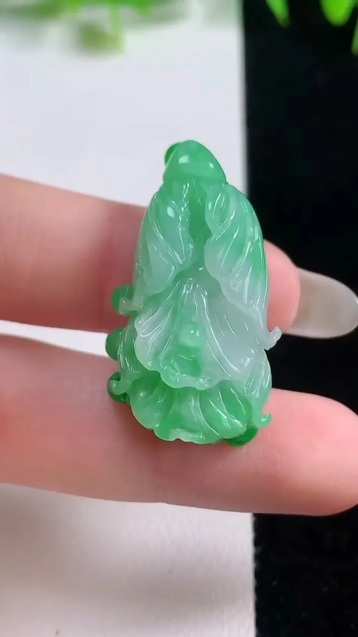 天然A货翡翠白菜吊坠，尺寸31.9-16.7-10.3，重量:8.79g
10月20日