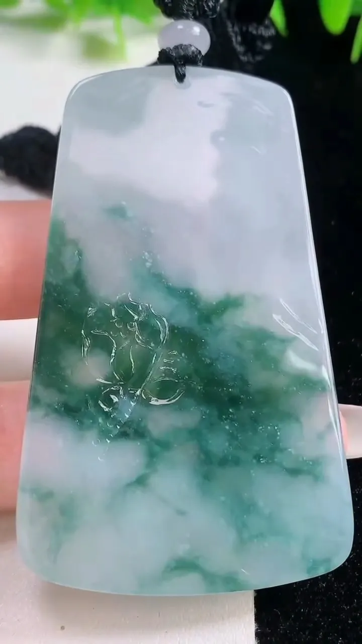 天然A货翡翠冰种飘花大势至菩萨吊坠，尺寸66.9-41.3-4.9，重量:35.55g
10月20日