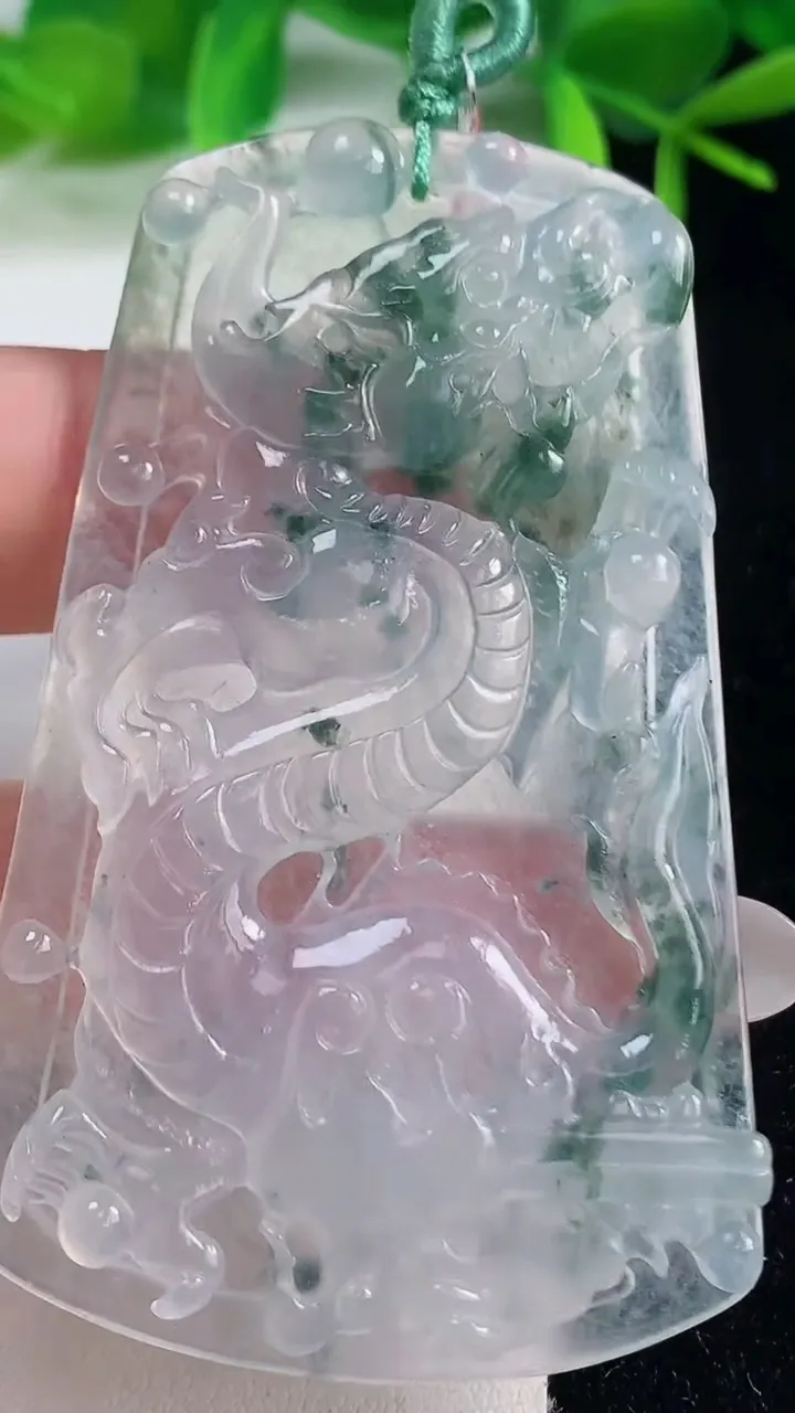 天然A货翡翠冰种飘花龙牌吊坠，尺寸66.2-40-5.4，重量:26.64g
10月20日