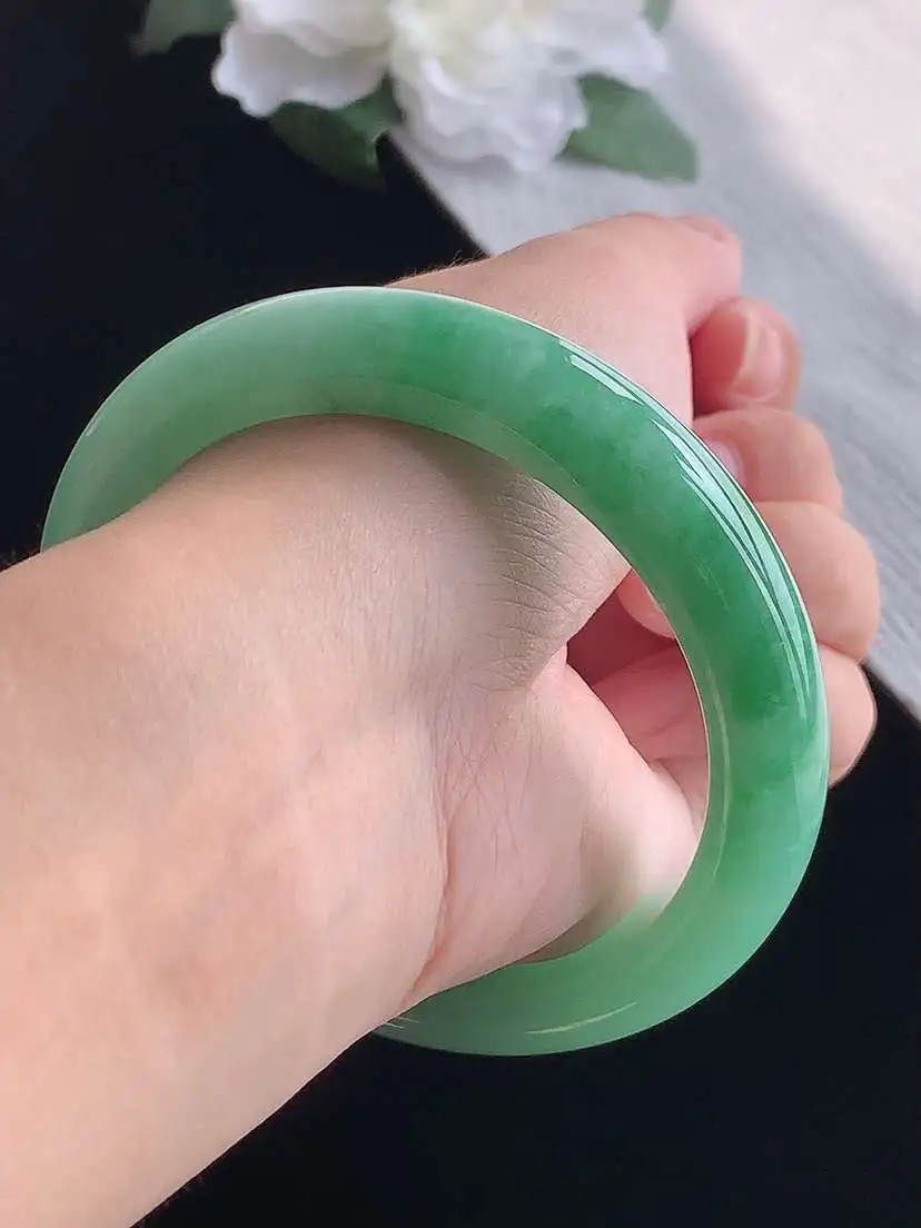 a货翡翠老坑冰种满绿正装正圈手镯60-61大圈口  尺寸60×12.2×8.8mm 重量70.70g 1019