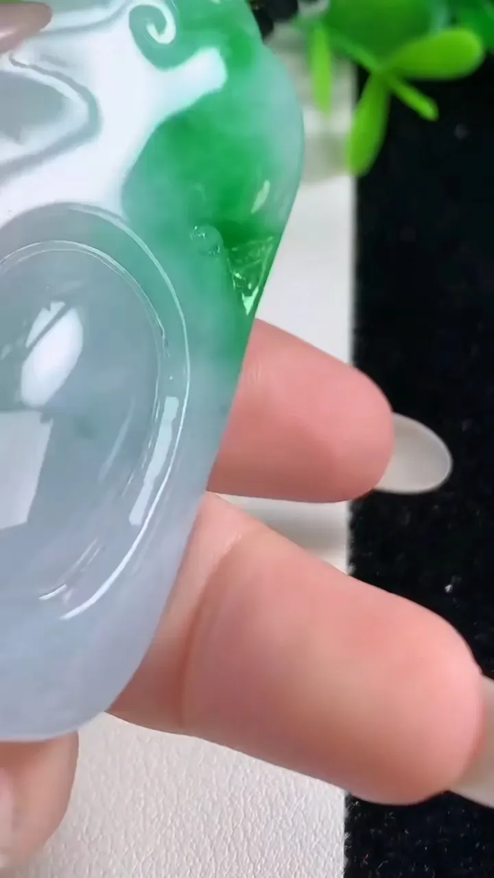 天然A货翡翠今非昔比 蜥蜴吊坠，尺寸64.6-31.4-12，重量:49.50g
10月20日