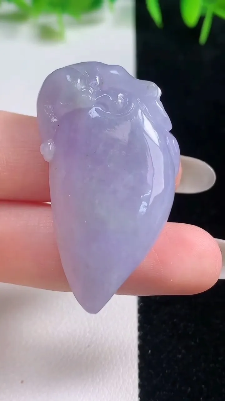 天然A货翡翠紫罗兰福瓜吊坠，尺寸44.4-23.5-10.7，重量:19.53g
10月20日
