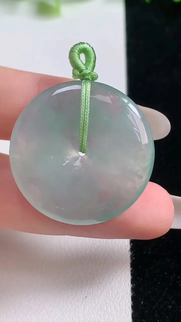 天然A货翡翠平安扣吊坠，尺寸30.4-4.7，重量:9.90g
10月20日