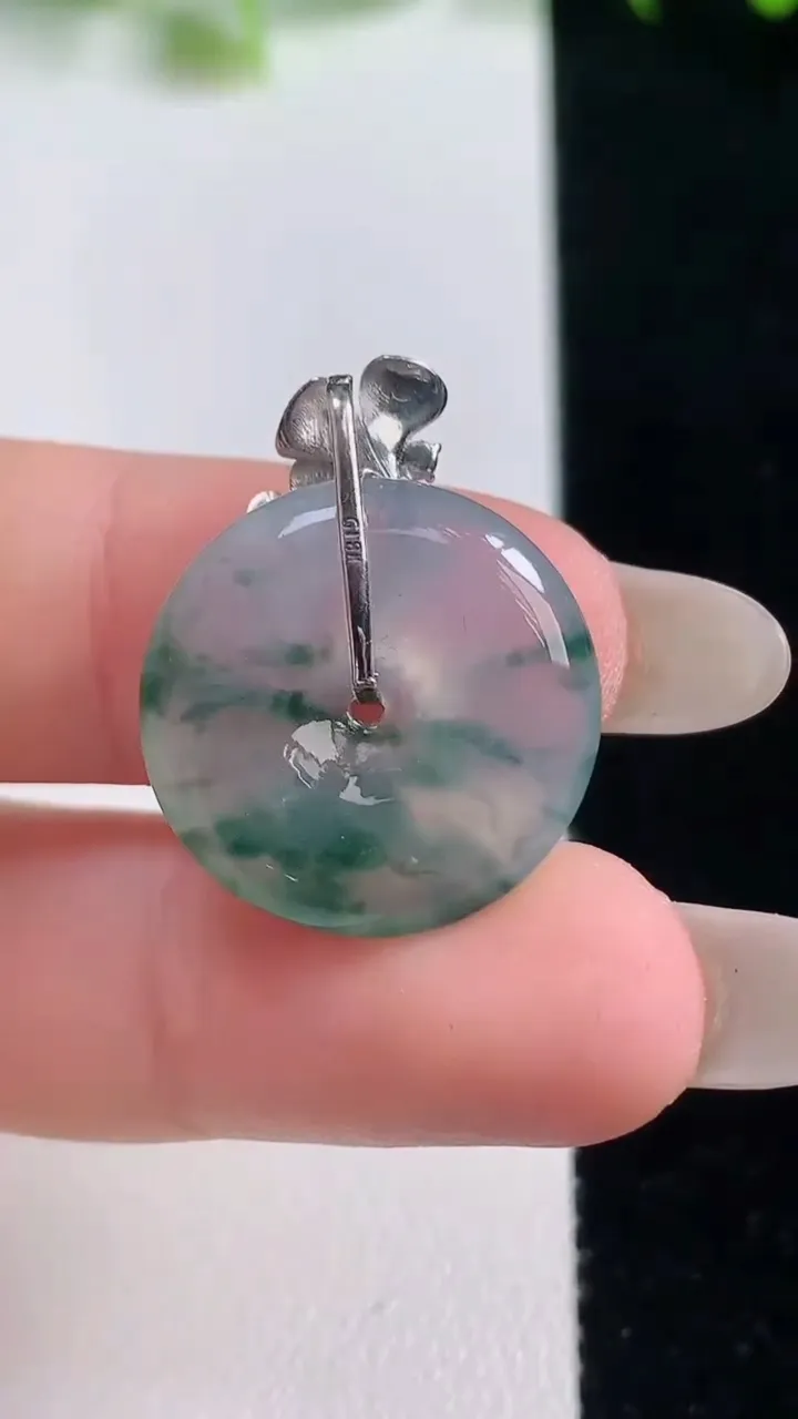 天然A货翡翠种飘花平安扣吊坠，尺寸19.5-3.9，重量:3.92g
10月20日