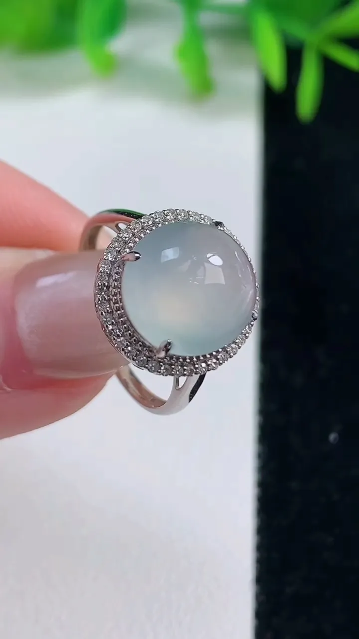 天然A货翡翠种白冰蛋面戒指，尺寸17.4-11-10.3-8.3，重量:2.55g2025年10月2