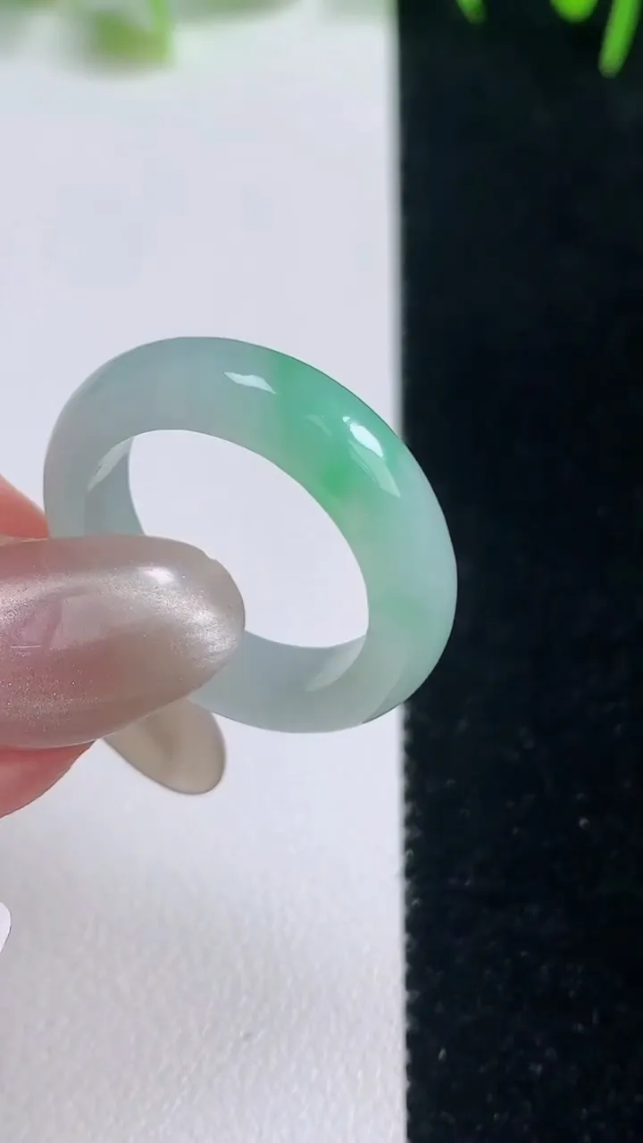 天然A货翡翠指环戒指，尺寸18-5.1-3.7，重量:4.10g2025年10月20日
工厂直销收藏佳品,种好水足，色泽均匀，有种有色，上手高大气！
