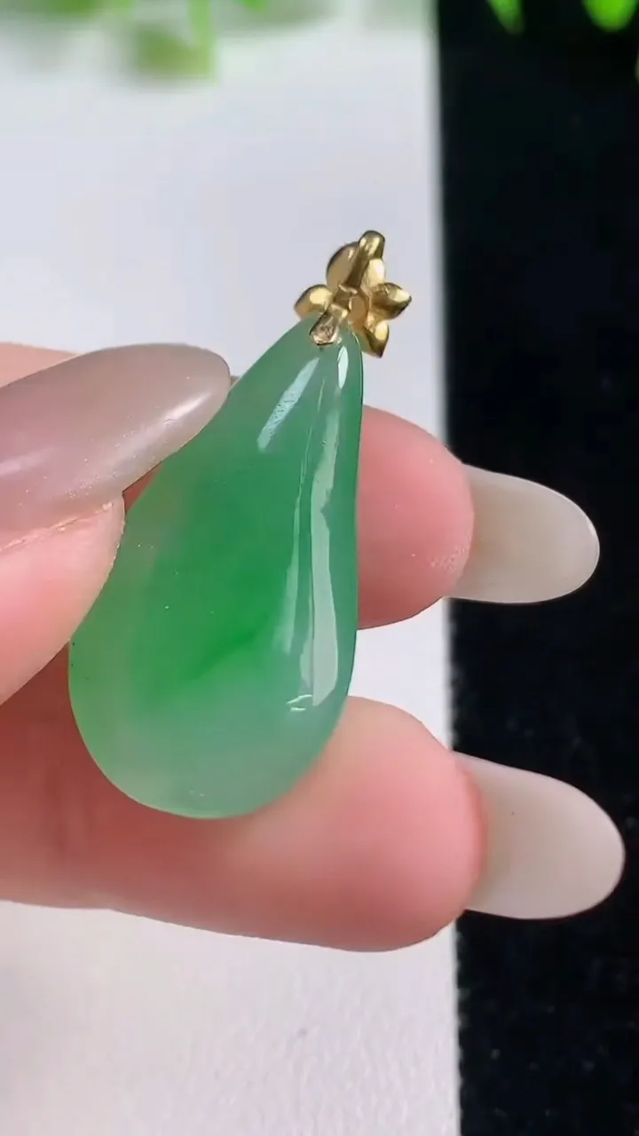 天然A货翡翠福瓜吊坠，尺寸26-14.9-5，重量:4.08g
10月20日