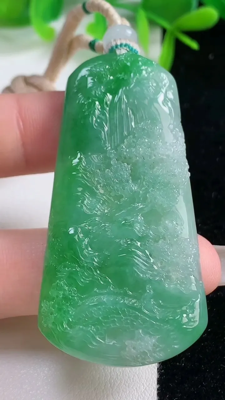天然A货翡翠山水牌吊坠，尺寸55.8-28-5.8，重量:24.37g
10月20日