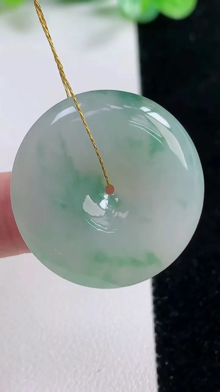 天然A货翡翠平安扣吊坠，尺寸28.8-6.2，重量:11.35g
10月21日