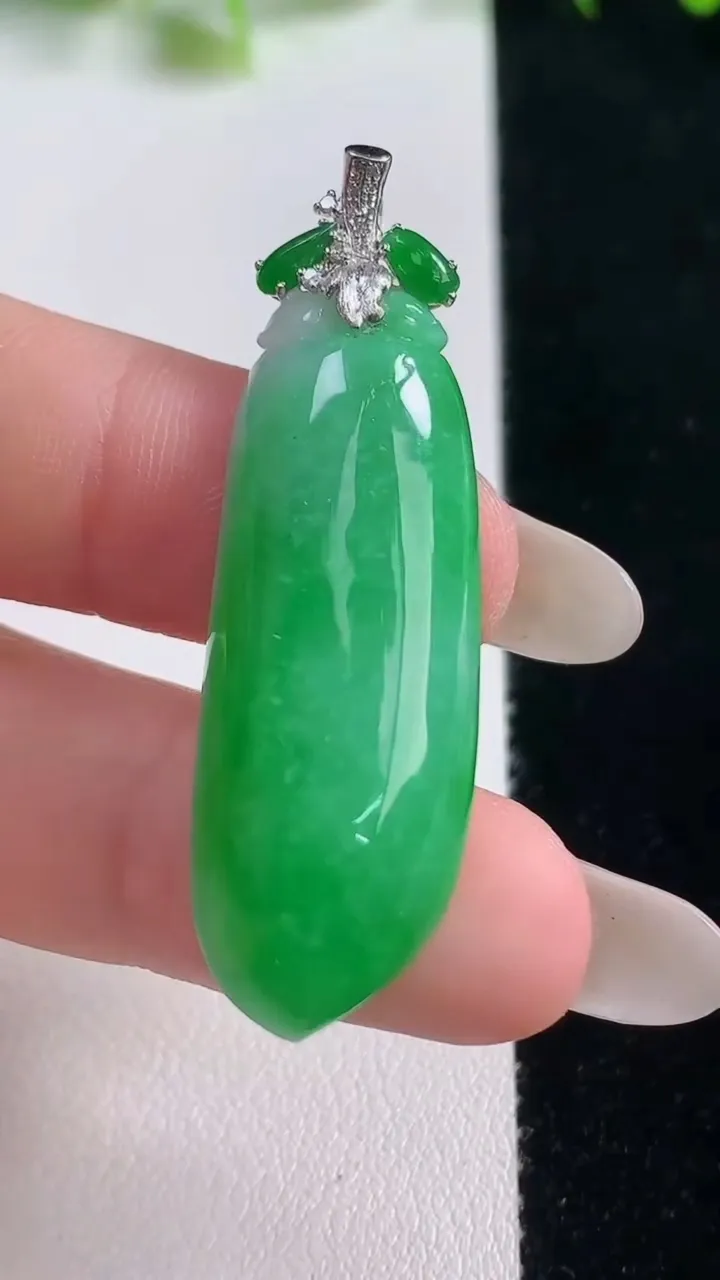 天然A货翡翠福瓜吊坠，尺寸38.3-14-6.3，重量:7.68g
10月21日