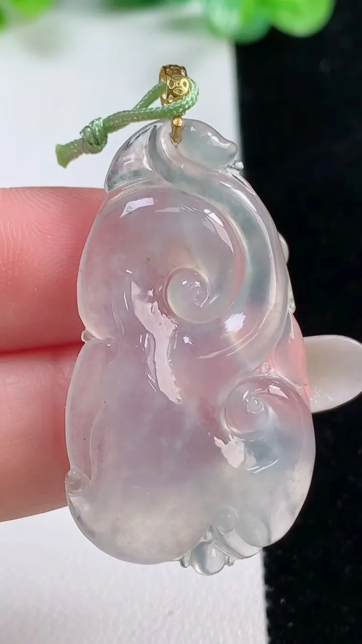 天然A货翡翠种白冰如意吊坠，尺寸39.8-23-4.8，重量:6.59g
10月21日