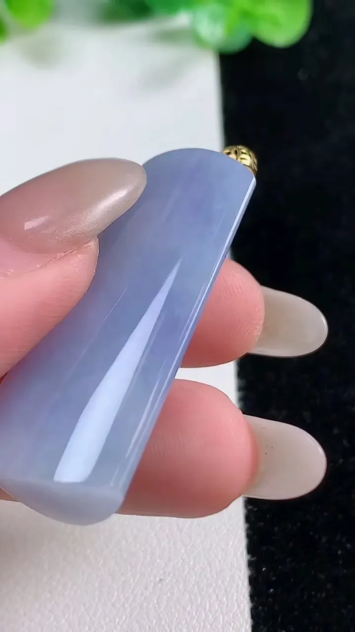 天然A货翡翠18K金紫罗兰无事牌吊坠，尺寸41.8-17.5-10，重量:14.50g
10月21日