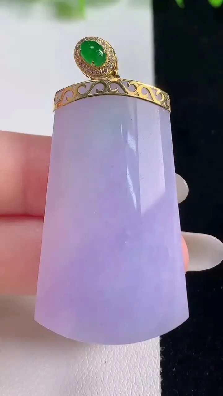 天然A货翡翠18K金紫罗兰无事牌吊坠，尺寸44.6-26.8-8.3，重量:22.34g
10月21