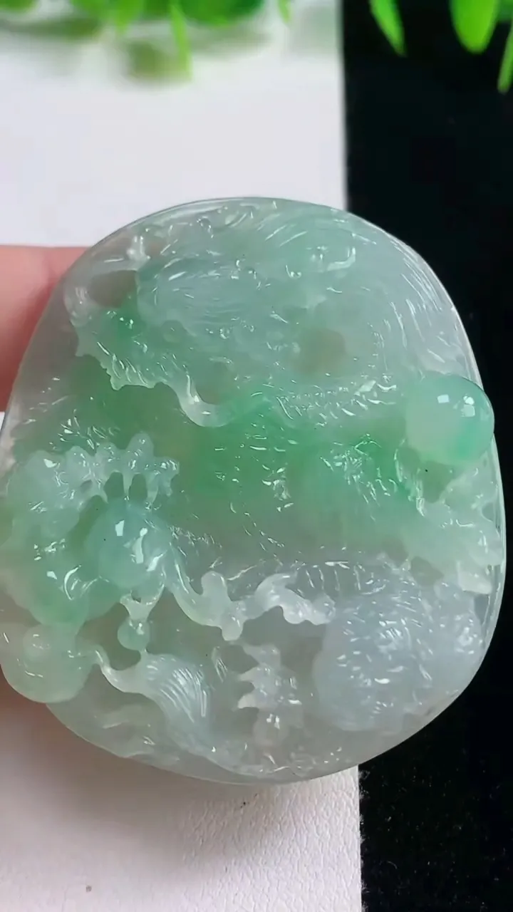 天然A货翡翠龙牌吊坠，尺寸51.7-45-9.2，重量:41.12g
10月21日