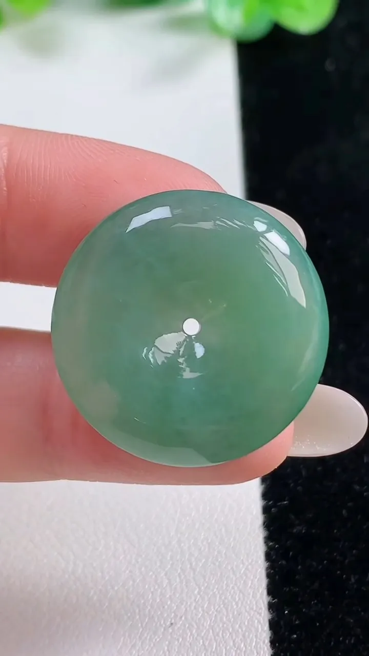 天然A货翡翠平安扣吊坠，尺寸25.7-5.9，重量:9.08g
10月21日